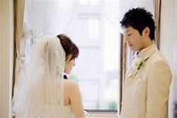 Ngày vợ lên xe hoa cùng người đàn ông khác, chồng cũ bước vào hôn trường mang theo một món quà đặc biệt