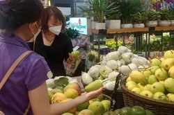 Doanh nghiệp bán lẻ 'gồng mình' để giữ sức mua