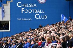 Fan Chelsea đứng về phía Roman Abramovich sau khi bị Anh bị trừng phạt