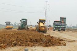 Sức ép giá 'đè' lên dự án đầu tư công