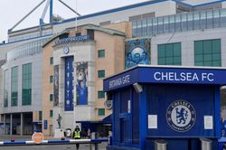 Chelsea nguy cơ bị trừ 9 điểm, MU mừng thầm