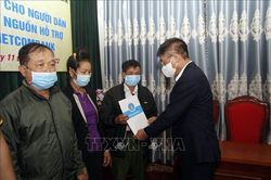 Tặng thẻ bảo hiểm y tế cho người dân có hoàn cảnh khó khăn tại Sơn La