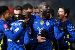 Hết tiền trong 17 ngày, Chelsea kêu cứu