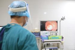 Nội soi cắt 9 polyp đại trực tràng cho một bệnh nhi