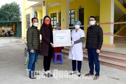 Công đoàn Báo Tuyên Quang tặng quà các Trạm Y tế trên địa bàn thành phố