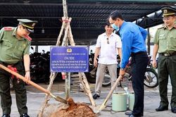 Công an TP Cần Thơ trồng 1.600 cây xanh
