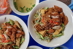 Vẫn là bánh đa cua Hải Phòng nhưng ăn kèm với nem chua rán, bạn thử chưa?