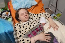 Sản phụ chạy khỏi bệnh viện bị đánh bom tại Mariupol đã sinh bé gái