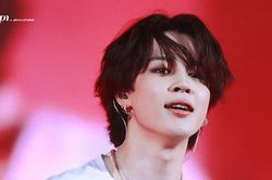 Diễn sung sau phẫu thuật, Jimin BTS khiến khán giả vừa kính nể vừa xót xa