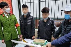 Cảnh sát 141 tóm gọn hai thanh niên vác kiếm dạo chơi trong đêm