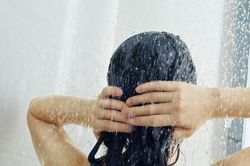 Bệnh nhân mắc COVID-19 có nên kiêng tắm gội?