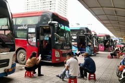 Giá xăng dầu tăng phi mã, bến vắng, xe thưa, doanh nghiệp 'chạy cầm cự'