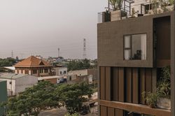 Nhà 70m2 mặt tiền lam gỗ đón gió trời thoáng mát