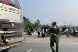 Xe máy và xe tải va chạm khiến 2 bố con tử vong trên quốc lộ