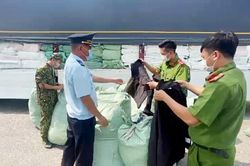 An Giang: Tạm giữ 2 xe ô tô tải chở quần áo, bánh kẹo không rõ nguồn gốc