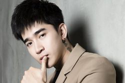 Chi Dân 'cưỡng hôn' một sao nữ, cư dân mạng tích cực đẩy thuyền