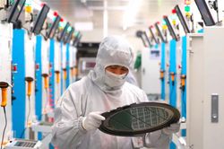 Cuộc đua đáp ứng 'cơn khát chip' toàn cầu