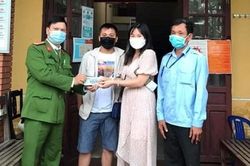 Người đạp xích lô trả lại tiền đánh rơi cho du khách Mỹ