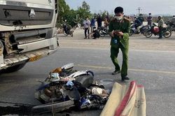 Ô tô kéo lê xe máy vào gầm, hai cha con chết thảm tại chỗ