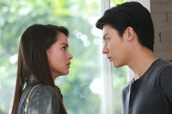 Đi làm về sớm hơn mọi ngày 2 tiếng, tôi thong thả đi vào mở cửa thì chết đứng ngay trước chuyện bất ngờ phòng khách