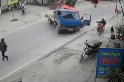 Xe tải mất lái làm rơi máy múc, đè tử vong người đàn ông