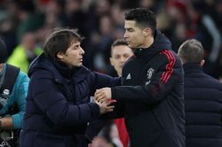 HLV Conte ca ngợi Ronaldo