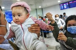 Hình ảnh niềm vui khôn xiết của 276 kiều bào từ Ukraine trở về nước vừa hạ cánh xuống Nội Bài