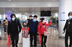 'Chính phủ đã phản ứng rất nhanh'- ký ức của người mẹ ôm 3 con thơ rời vùng chiến sự Ukraine