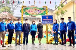 Hạ Hòa: Bàn giao điểm vui chơi cho thiếu nhi và công trình hỗ trợ hộ nghèo