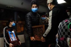Người thân thẫn thờ ôm di ảnh, thâu đêm đón thi thể bé gái bị nhân tình của mẹ bạo hành về quê nhà an táng