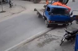 Kinh hoàng máy xúc rơi từ xe tải đè chết người đi đường