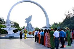 Dâng hương tưởng niệm các chiến sĩ Gạc Ma