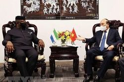 Tổng thống Sierra Leone đến Hà Nội, bắt đầu thăm chính thức Việt Nam