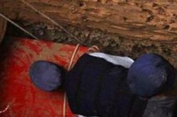 Dân đốt 2 quan tài đỏ đào được, chuyên gia thốt lên 'Quá phí!'