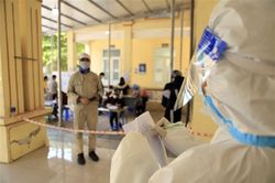 'Cựu F0' phải làm gì để không bị tái nhiễm COVID-19?