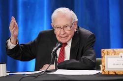 Warren Buffett miệt mài gom cổ phiếu dầu khí
