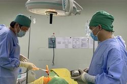 Lên bàn mổ với con dao đâm xuyên cột sống