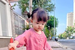 Đáng yêu như con gái Đông Nhi: Diện áo hồng xinh xắn, tự 'ra tay' quét sân giúp mẹ