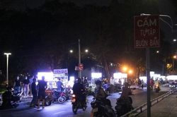Bất chấp biển cấm, xe hàng rong vẫn đậu tràn lan ra đường