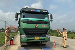 Ninh Bình: Ra quân quyết liệt xử lý tình trạng xe quá khổ, quá tải