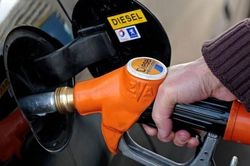 Dầu giảm giá hơn 5% do hy vọng đàm phán Nga-Ukraine và Trung Quốc khóa cửa du lịch