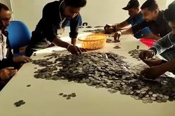 Người bán rau mang bao tải tiền xu nặng trĩu đi mua xe tay ga