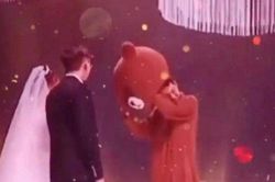 Bạn trai cũ đột ngột đến đám cưới, cô dâu 'quẳng' chú rể sang bên làm một điều khiến ai nấy 'đứng hình'