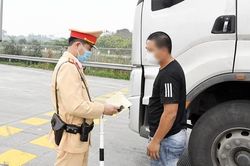 Liều chở quá tải để bù tiền xăng, tài xế xe tải bị CSGT phạt nặng