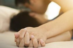 Phát hiện video sex của vợ và bạn thân mình trong điện thoại