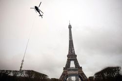 Pháp: Tháp Eiffel cao thêm 6 mét nhờ hệ thống ăng-ten mới