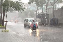 Miền Bắc mưa dông, đề phòng lốc sét, mưa đá và gió giật