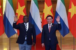 Chủ tịch Quốc hội Vương Đình Huệ tiếp Tổng thống nước Cộng hòa Sierra Leone