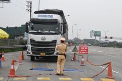 Lái xe quá tải biện minh vì chở thêm hàng để bù tiền xăng