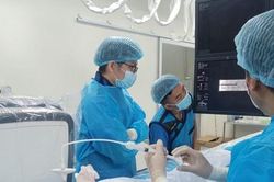 Bơm 'xi măng' cứu cụ bà 91 tuổi bị biến dạng cột sống